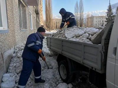 Снег, сброшенный с крыши здания