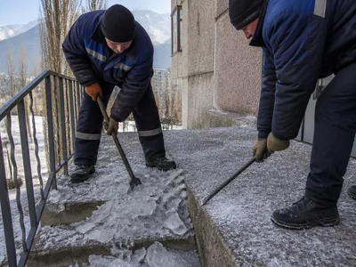 Наледь на ступенях и площадке