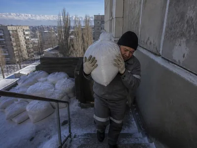 Снег в мешках для выноса вручную