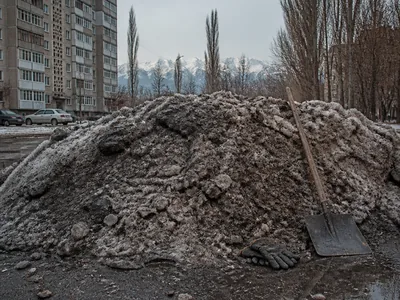 Снег с реагентами и песком