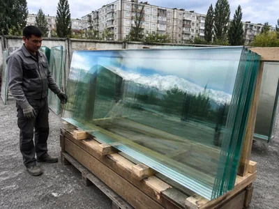 Thick display glass prepared for loading