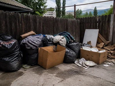 Бытовой мусор из частного дома в мешках