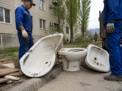 Стальная ванна и старая сантехника перед погрузкой