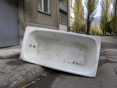 Ванна, оставленная после демонтажа у подъезда